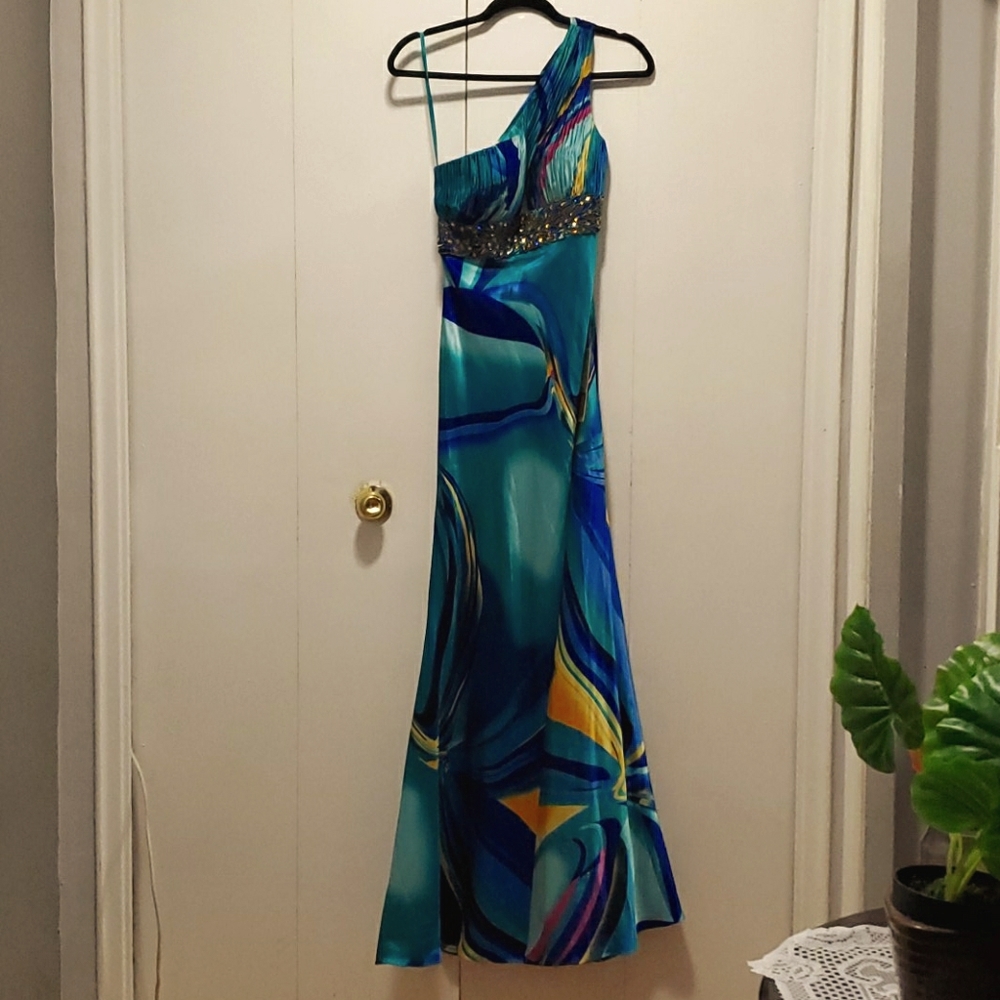 Prom, holiday event or wedding gown!